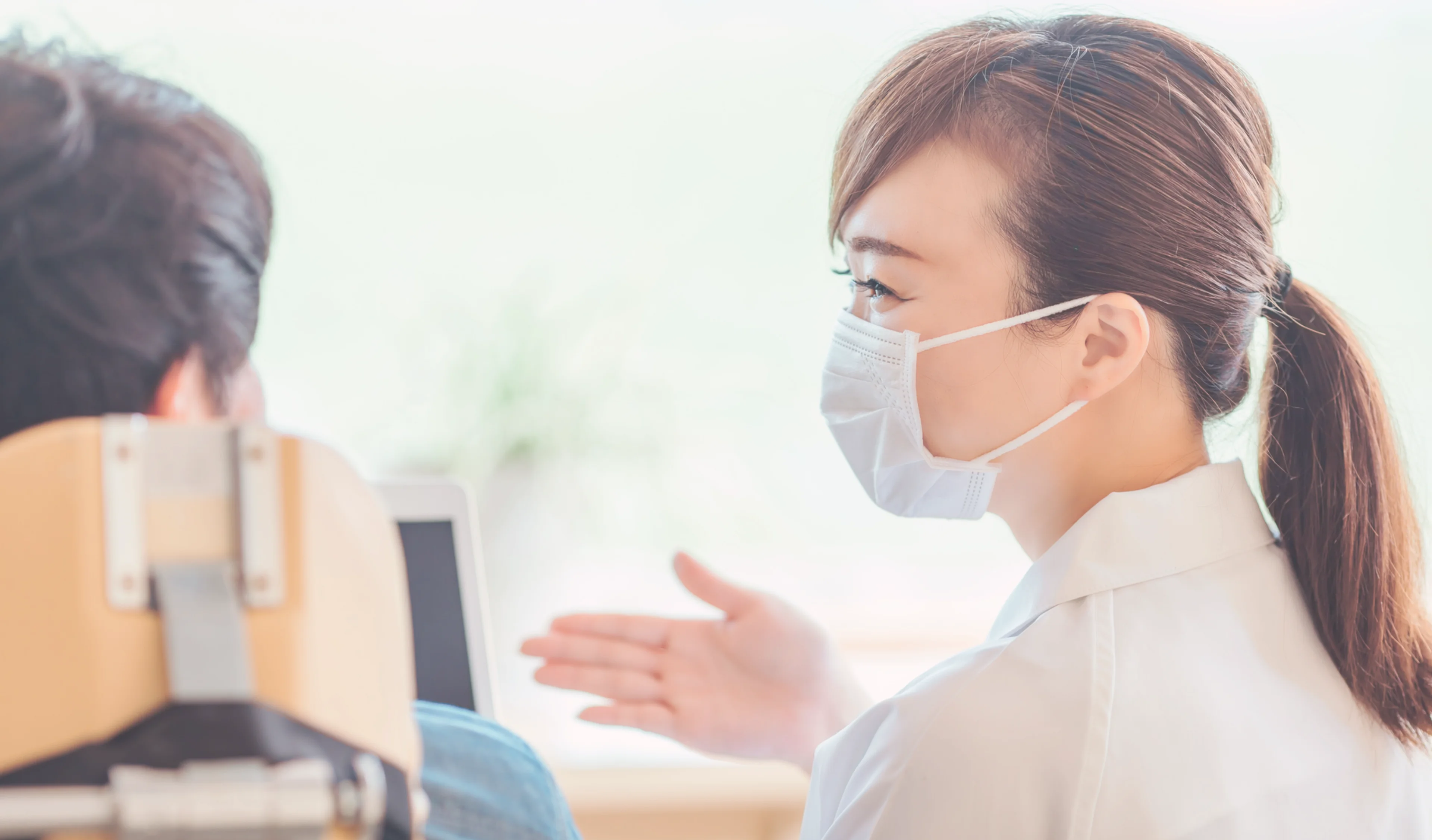 患者さんに説明する女性スタッフ