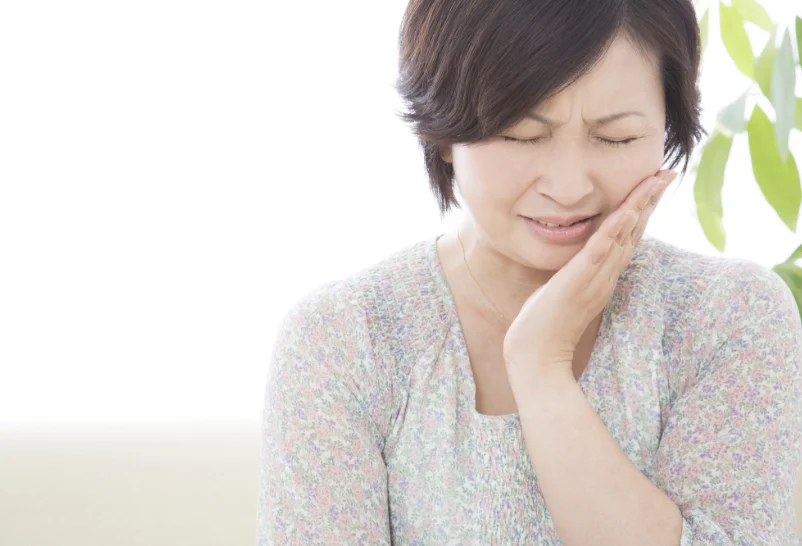 歯の痛みに悩む女性