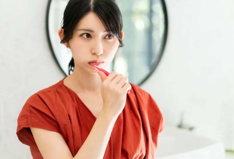 歯を磨く女性